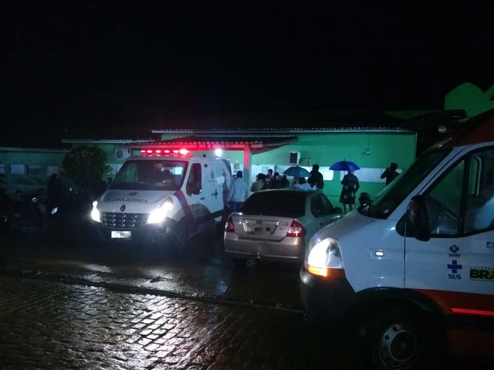 Vítimas de acidente na BR-324 foram levadas para Hospital Municipal de Riachão do Jacuípe — Foto: Jacuípe News