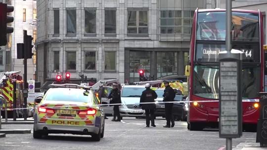 Polícia prende homem após esfaqueamento perto da London Bridge, em Londres