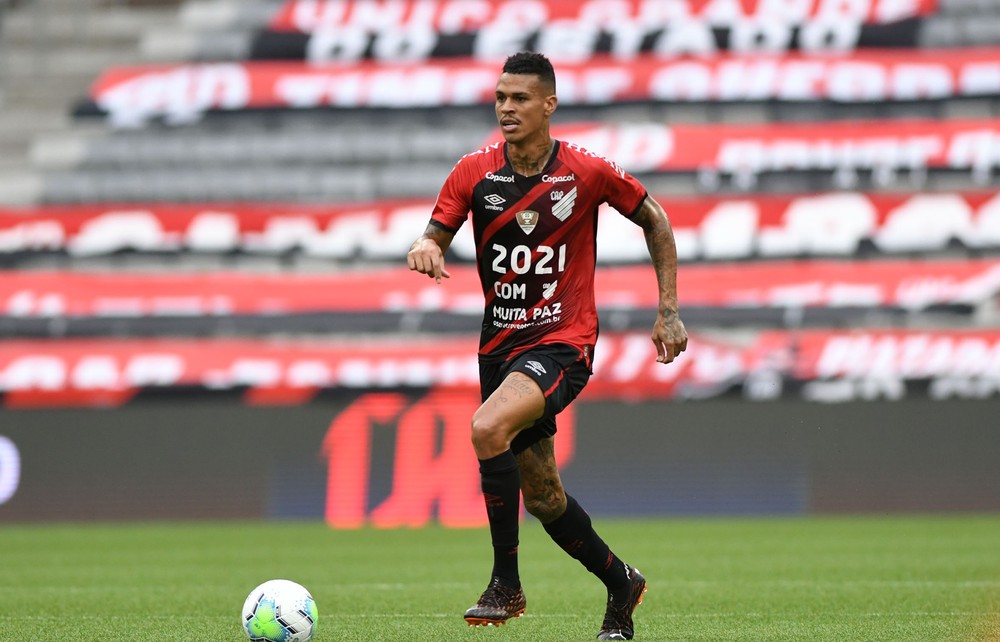 Por indisciplina, Athletico deve rescindir contrato com o volante Richard, que pode voltar ao Timão