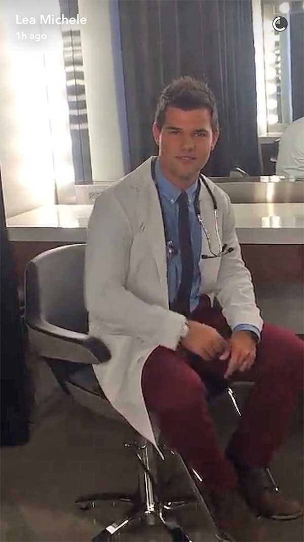O ator Taylor Lautner nas gravações de 'Scream Queens' (Foto: Snapchat)