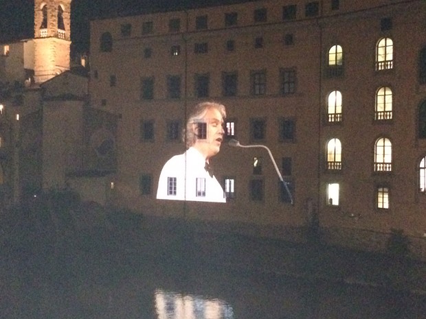 Andrea Bocelli  performing  is projected  on to a wall (Foto:  )