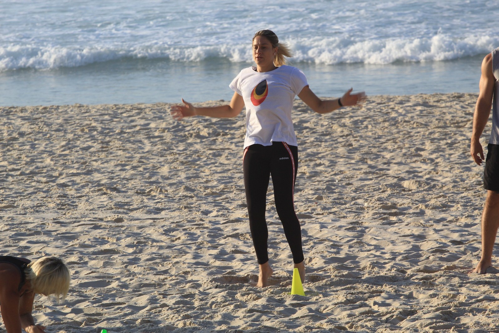 Fernanda Gentil tem manhã de exercícios em praia carioca (Foto: Fabricio Pioyani/AgNews)