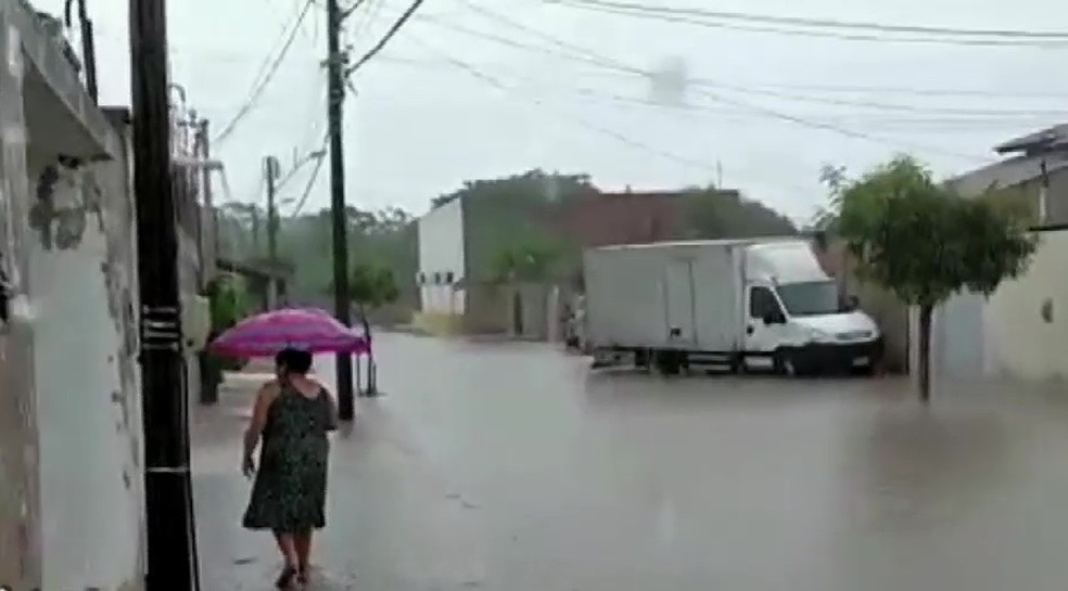 Chuva de 12 milímetros em Fortaleza foi suficiente para alagar várias ruas (Foto: TV Verdes Mares/Reprodução)