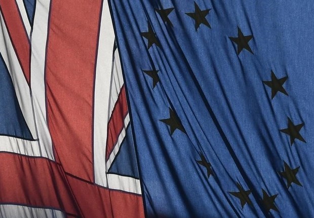 Brexit: bandeira britânica ao lado da bandeira da União Europeia, em Londres (Foto: Toby Melville/Reuters)