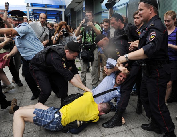 Policiais intervêm para separar os manifestantes contra e a favor da nova lei (Foto: Vasily Maximov/AFP)