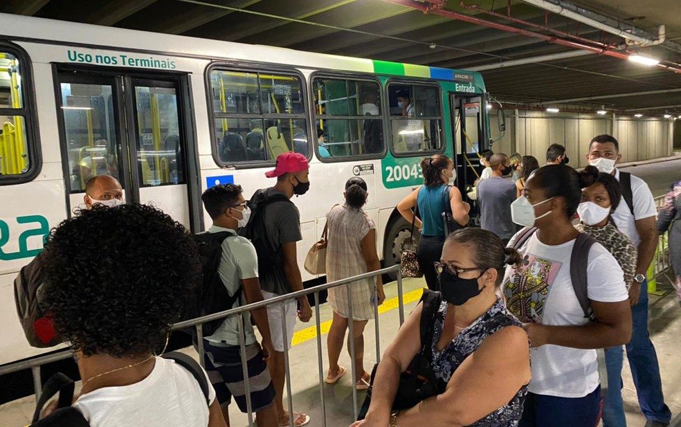 Ônibus voltam a circular em Salvador — Foto: Camila Oliveira/TV Bahia