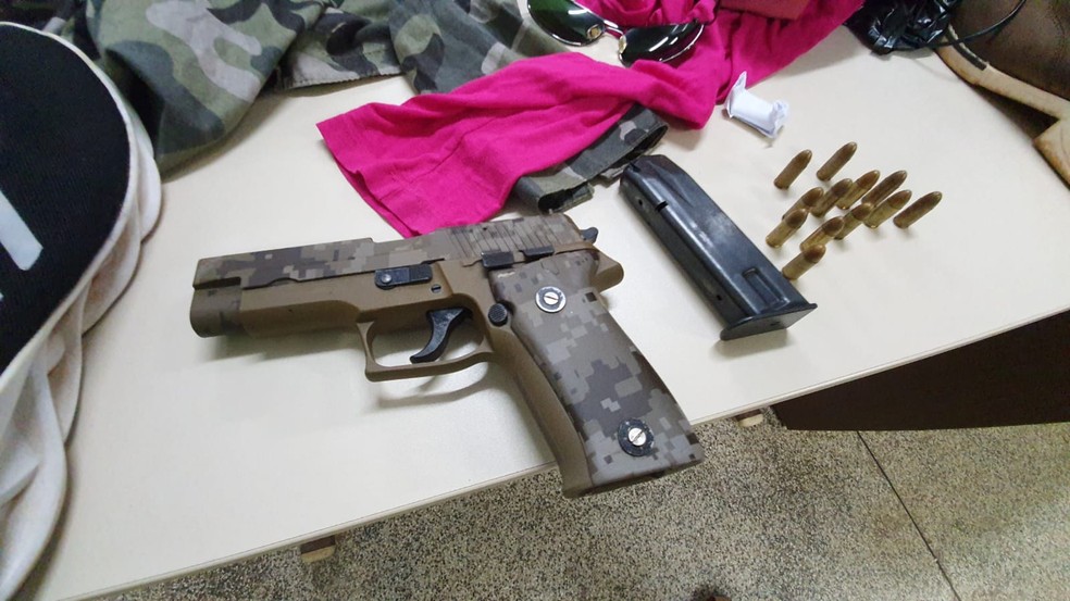 Arma e roupas foram apreendidas com suspeitos — Foto: Alexandre Lima/arquivo pessoal