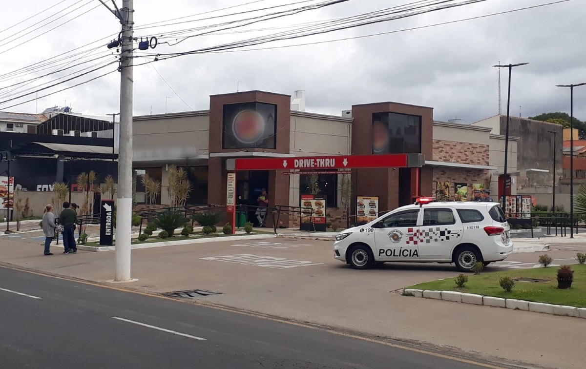 policial-militar-preso-por-atirar-em-homem-em-restaurante-fast-food