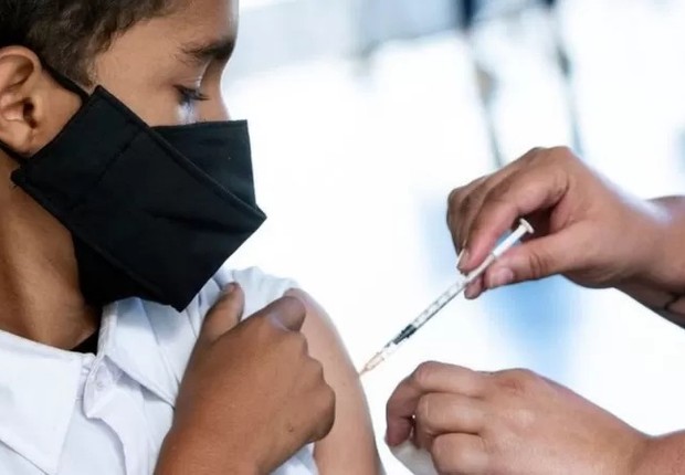 Vacinação de crianças contra covid-19 é alvo de intensa campanha de desinformação (Foto: Getty Images via BBC)