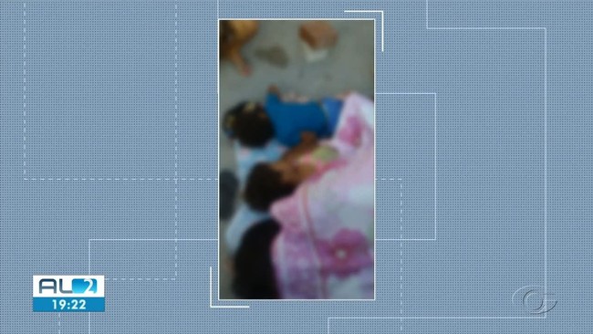 Pessoas fazem fila e causam aglomeração para fazer o CadÚnico em Maceió