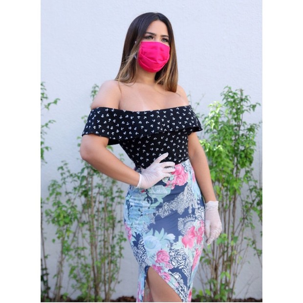Geisy Arruda posa de máscara rosa (Foto: Reprodução/Instagram)