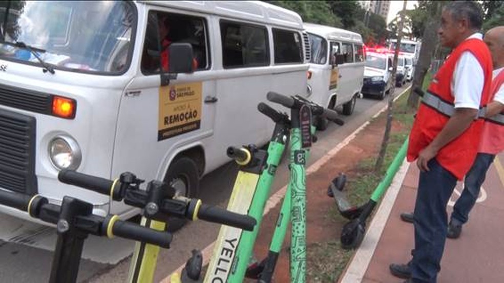 Agentes da Prefeitura apreendem patinetes elétricos na ciclovia da Avenida Brigadeiro Faria Lima — Foto: Marcel Lopes/G1