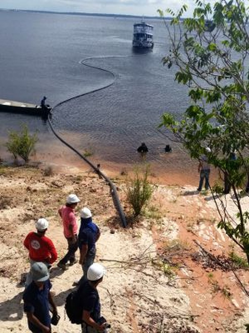 Projeto Amazônia Conectada implanta cabos de fibra ótica a rios da Amazônia para levar internet de alta velocidade à região. — Foto: Divulgação/Amazônia Conectada/Exército Brasileiro
