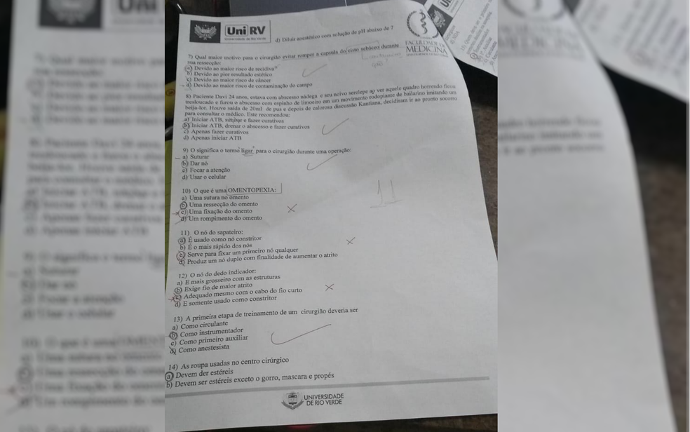 Prova que teria sido aplicada na Universidade de Rio Verde, para turma de medicina, com suposta questão de teor homofóbico (Foto: Reprodução/TV Anhanguera)