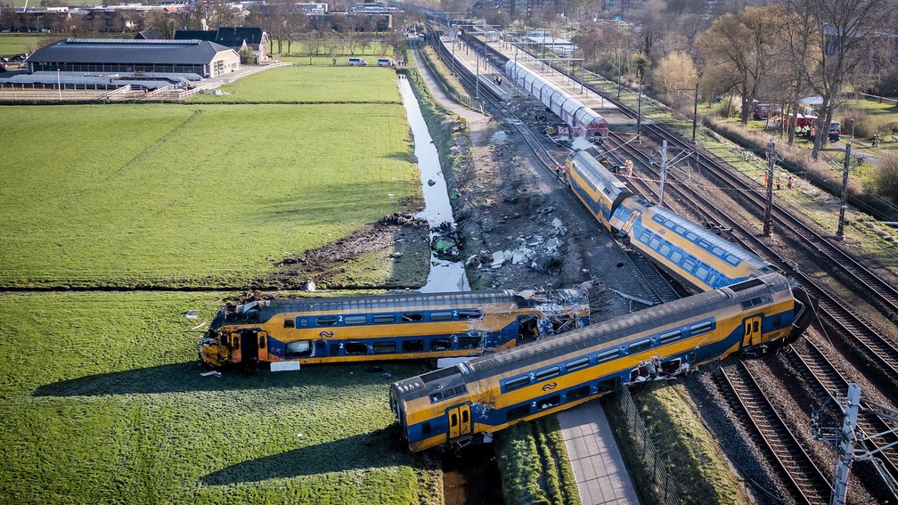 Vista aérea mostra trem descarrilado em Voorschoten — Foto: Remko de Waal / ANP / via AFP Photo