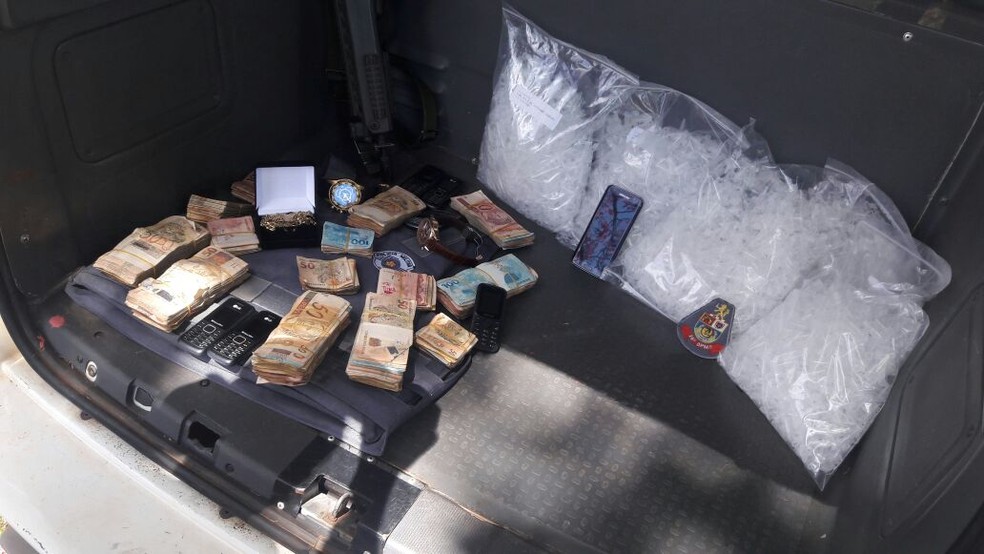Foram apreendidos com os criminosos R$ 43 mil em dinheiro e mercadorias  (Foto: Polícia Militar/Divulgação)