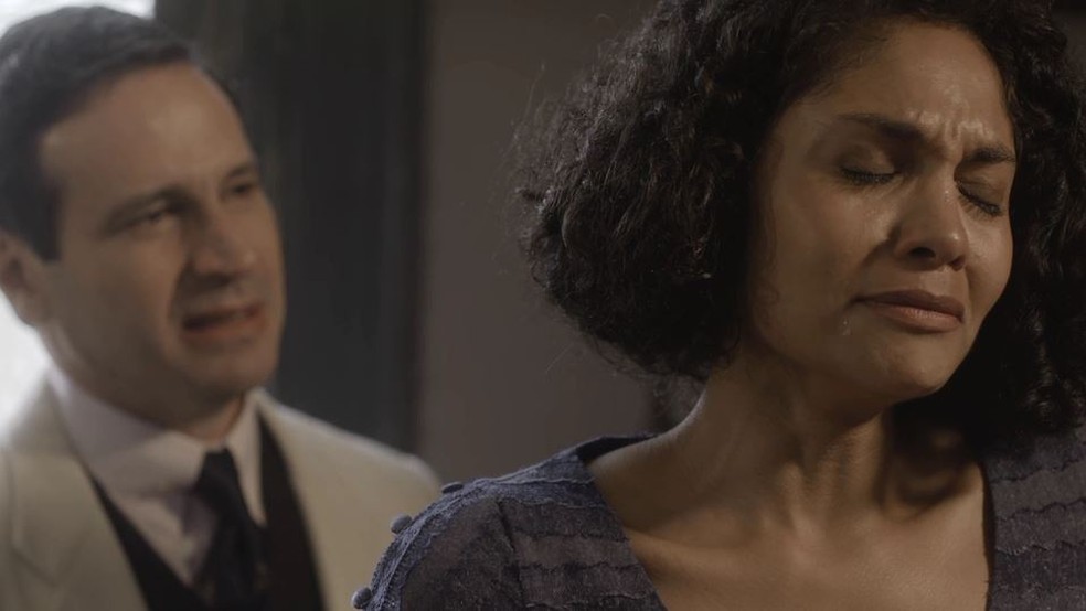 João Aranha (Caco Ciocler) se declara para Shirley (Barbara Reis) em 'Éramos Seis' — Foto: Globo