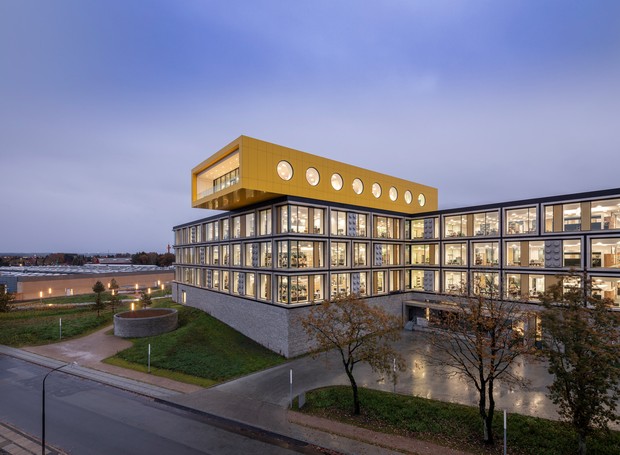 O estúdio CF Møller Architects projetou os escritórios com formas geométricas arrojadas que lembram os tijolos de Lego (Foto: Reprodução/Dezeen)