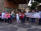 Servidores do Risoleta Neves fazem protesto em frente ao TRT, em BH
