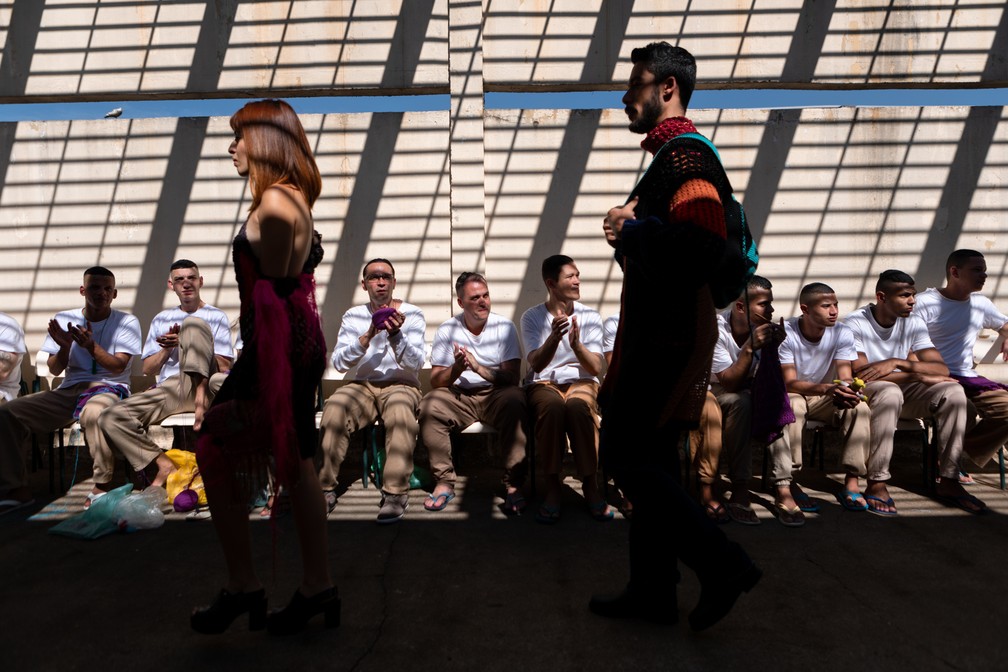 Detentos aplaudem o desfile de modelos com peças em crochê produziadas eles na penitenciária Adriano Marrey, em Guarulhos (SP) — Foto: Marcelo Brandt/G1