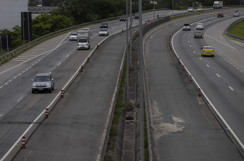 BR-101, entre Manilha e Guaxindiba. Obra de alargamento da estrada está parada.