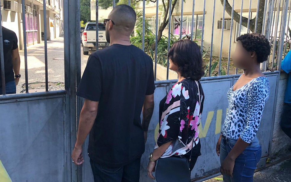 Filhos da deputada Flordelis chegam à DH de Niterói para prestar depoimento sobre o assassinato do pastor Anderson — Foto: Carlos Brito / G1