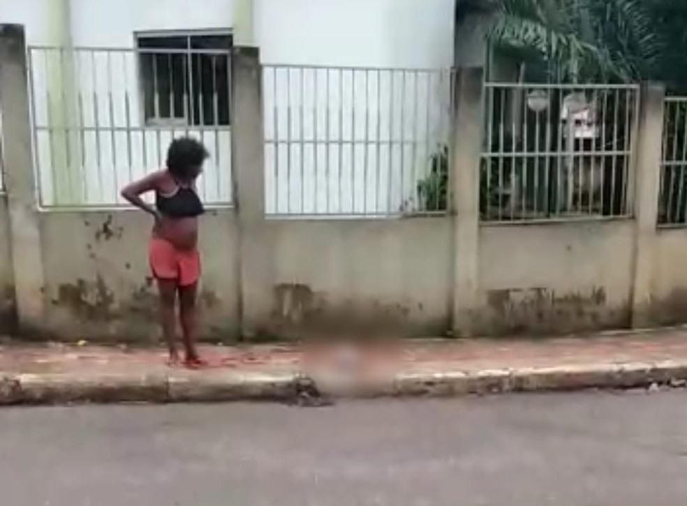 Bebê nasceu na calçada em frente à maternidade de Rio Branco — Foto: Reprodução