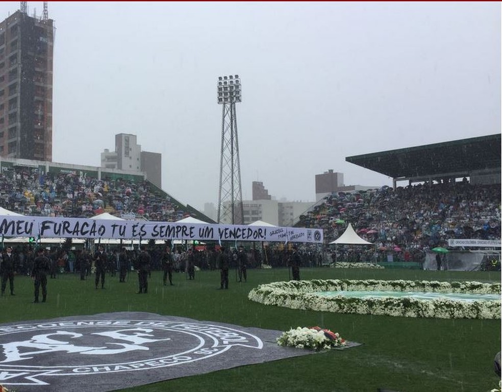 Familiares homenageiam vítimas do acidente com o voo da Chapecoense na arena Condá (Foto: Reprodução/RBS TV)