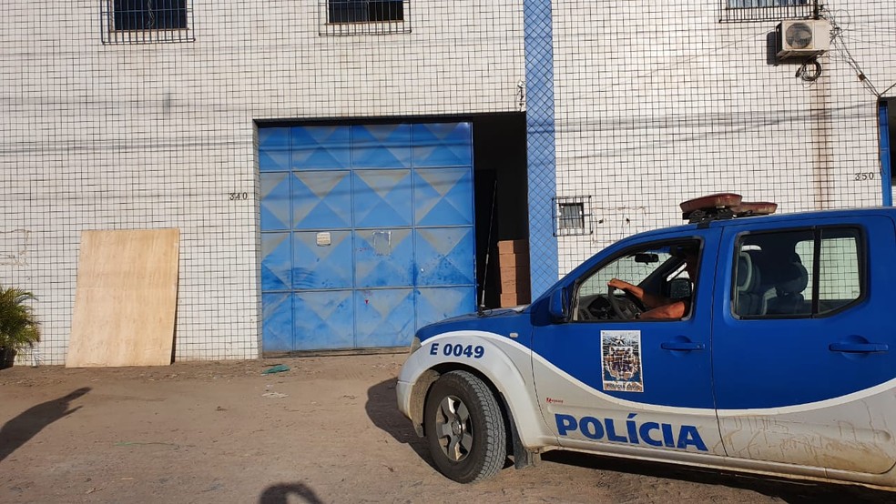 Policiais da Decarga encontraram galpão e apreenderam calçados falsificados em Feira de Santana — Foto: Aldo Matos/TV Bahia