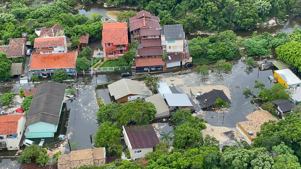 Alagamento atinge casas e arrasta carros na Lagoa da Conceição, em Florianópolis: 'Assustador', diz coordenador da Defesa Civil