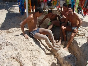 Grupo começou escavação do artefato com um pá. (Foto: Sandro Quintela/Real Deodorense)