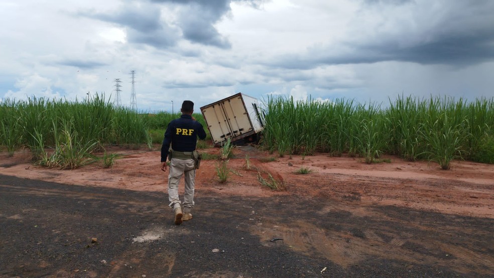 Frutal: Defensivos agrícolas avaliados em R$ 3 milhões são recuperados em caminhões abandonados na BR-364 