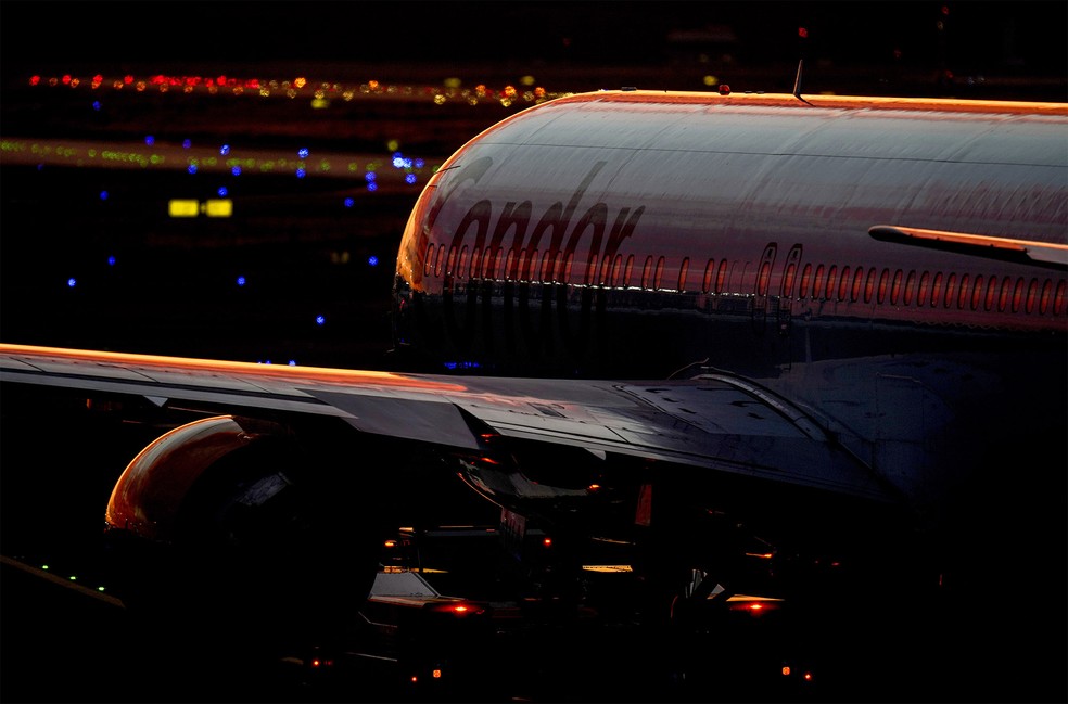 Avião é visto durante entardecer no Aeroporto Internacional de Frankfurt, na Alemanha — Foto: Michael Probst/AP