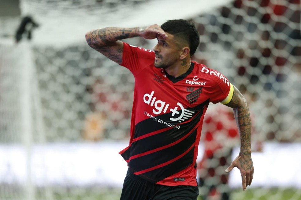 Lucho renovou por mais um ano — Foto: André Rodrigues/Gazeta do Povo