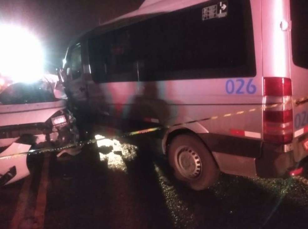 Batida entre van e carro aconteceu na noite deste domingo (10), na altura de Aracruz — Foto: Reprodução/TV Gazeta