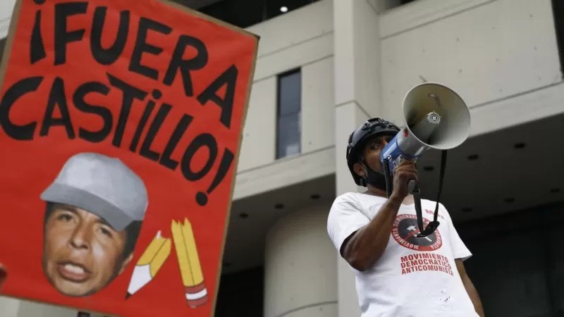 Protestos contra e a favor de Castillo foram realizados em frente ao Congresso nesta segunda-feira (28/3) (Foto: Getty Images via BBC News)