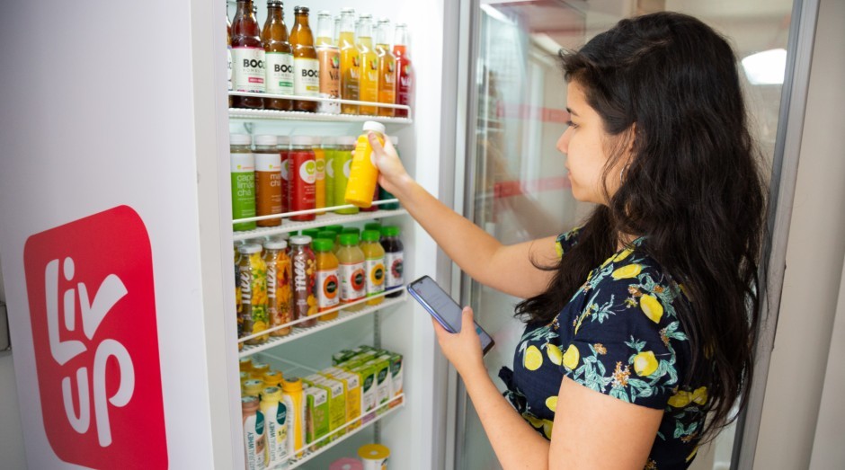 Consumidora vê marmitas em geladeira da Liv Up (Foto: Liv Up/Divulgação)
