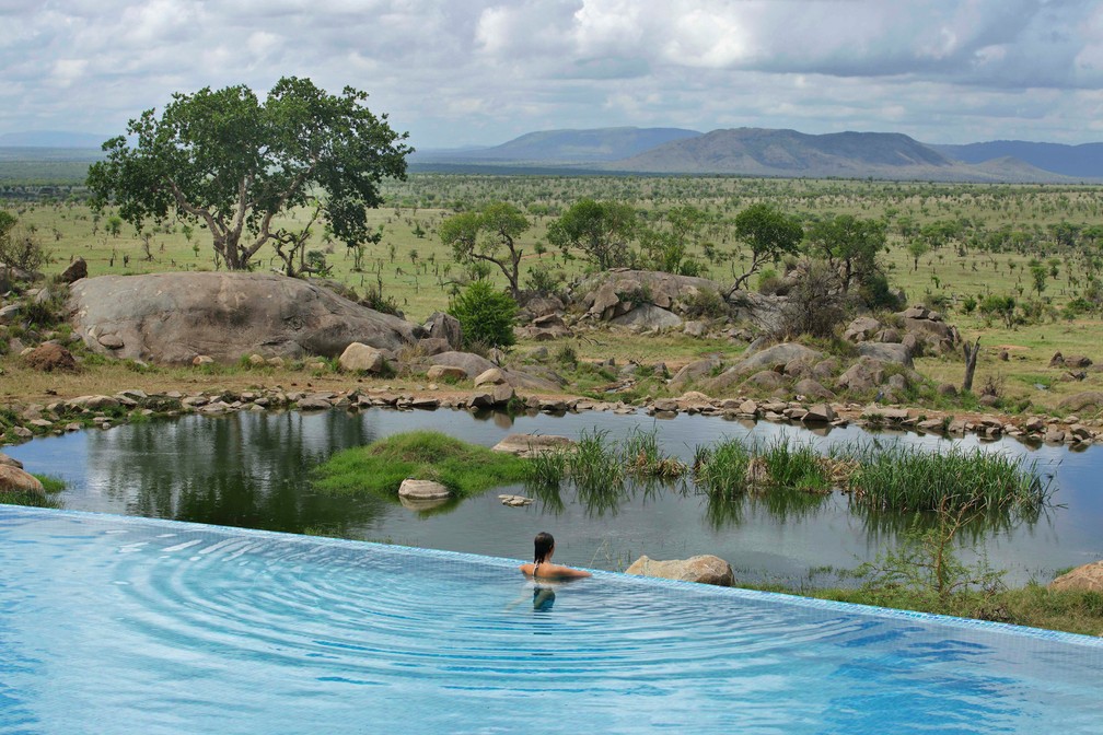 Vista da piscina do resort Four Seasons Serengeti — Foto: Four Seasons/Divulgação