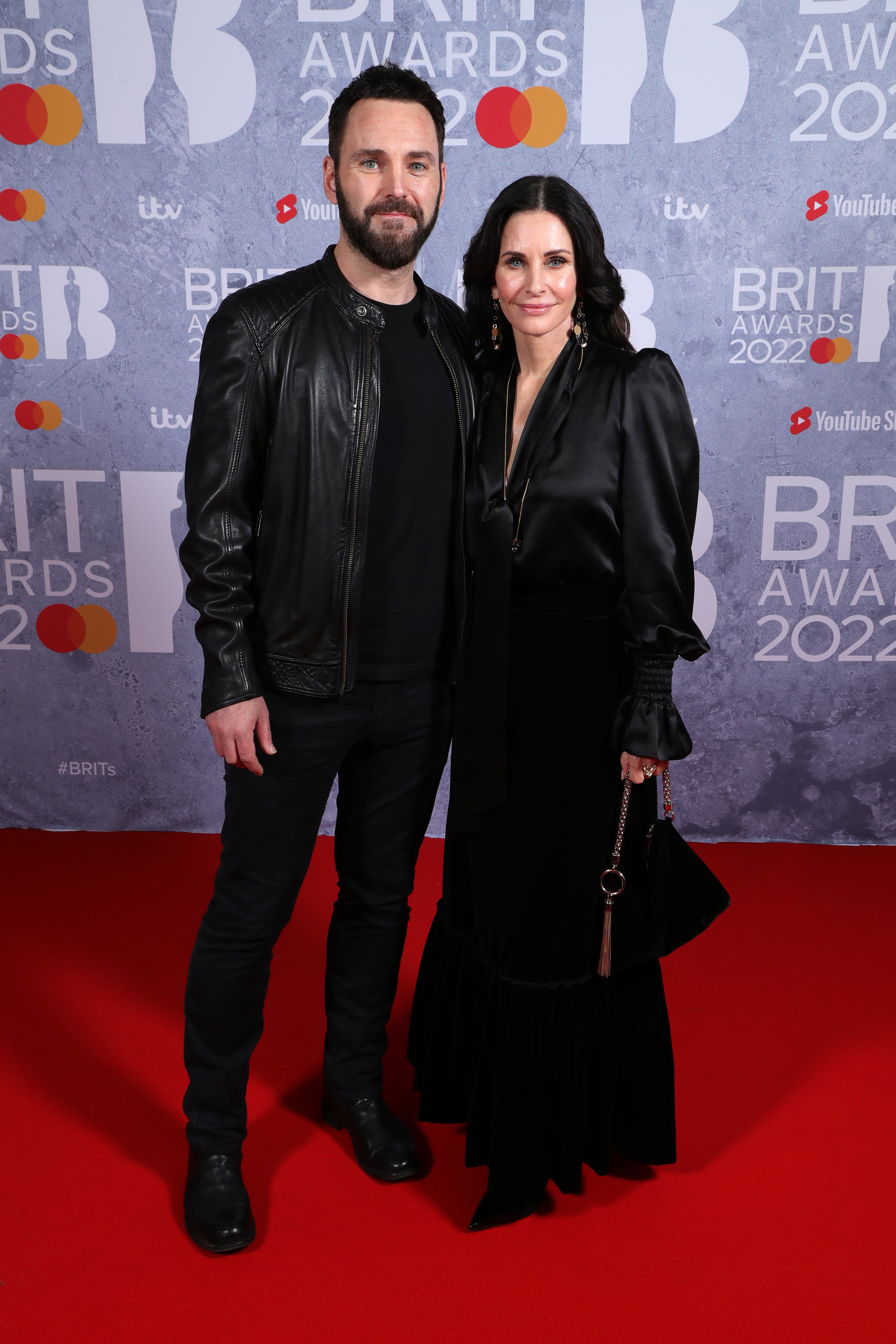 LONDON, ENGLAND - FEBRUARY 08: (EDITORIAL USE ONLY) Johnny McDaid and Courteney Cox attend The BRIT Awards 2022 at The O2 Arena on February 08, 2022 in London, England. (Photo by JMEnternational/Getty Images) (Foto: Getty Images)