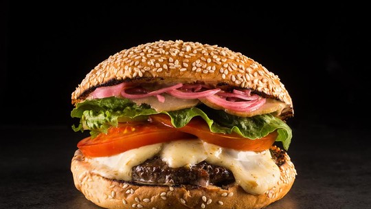 Dia do Hambúrguer: Thomas Troisgros ensina truques para fazer sanduíche 'profissa' em casa