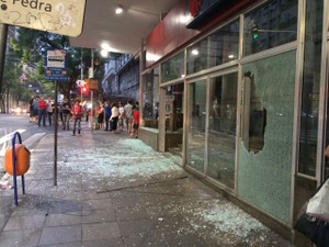 Agência bancária foi depredada em Porto Alegre (Foto: Estêvão Pires/RBS TV)
