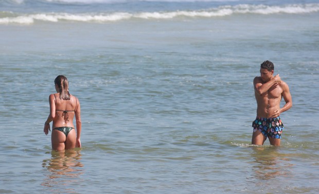 Cauã Reymond pega praia com namorada e filha (Foto: Agnews)