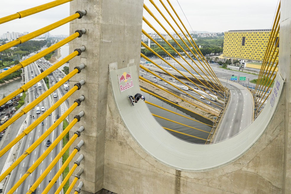  Mineirinho anda na pista a 30m de altura — Foto: Marcelo Maragni/Red Bull Content Pool