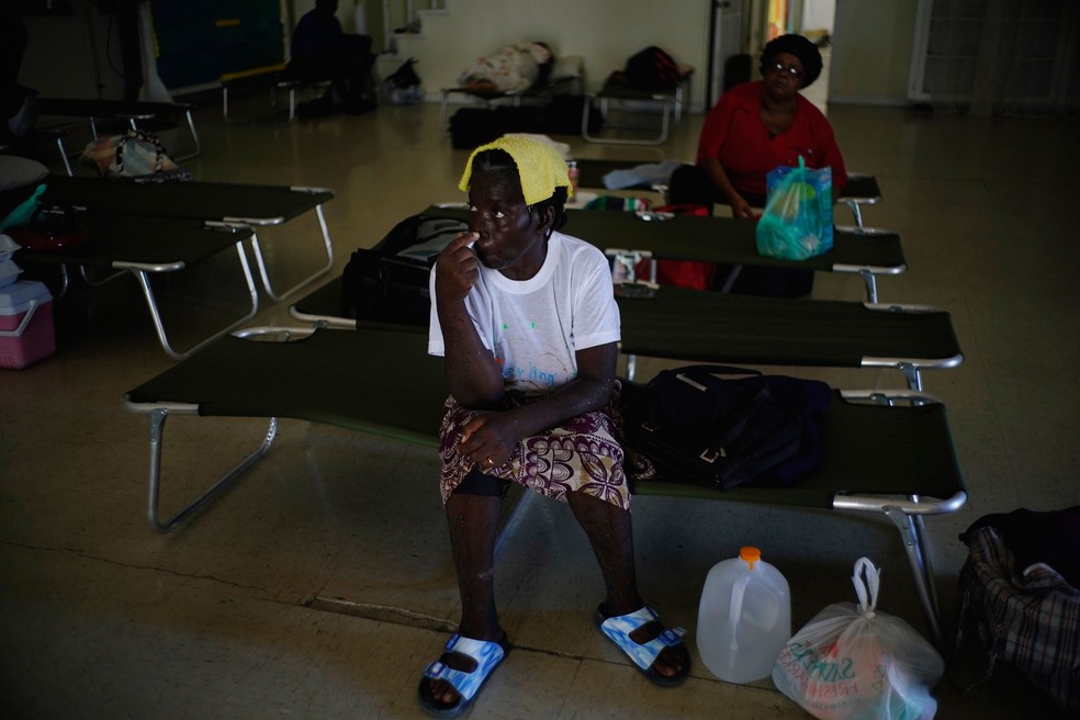 Mulheres são vistas dentro de uma igreja usada como abrigo para as vítimas do furacão em Freeport, em Grand Bahama, em Bahamas, no domingo (1º)  — Foto: Ramón Espinosa/ AP