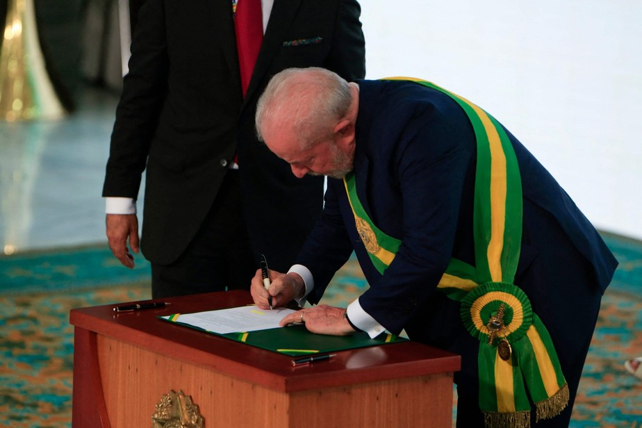 O presidente Luiz Inácio Lula da Silva assina seus primeiros atos