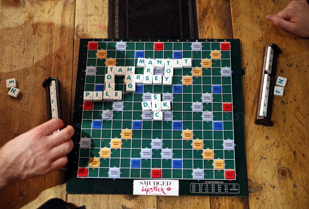 Participantes jogam 'Dirty Scrabble' em evento para solteiros em bar de Londres  (Foto: Adrian Dennis/AFP)