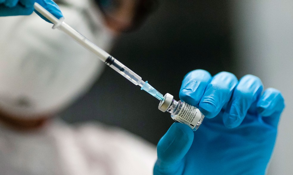 Frasco com dose da vacina da Pfizer é mostrado na Alemanha — Foto: AP Photo