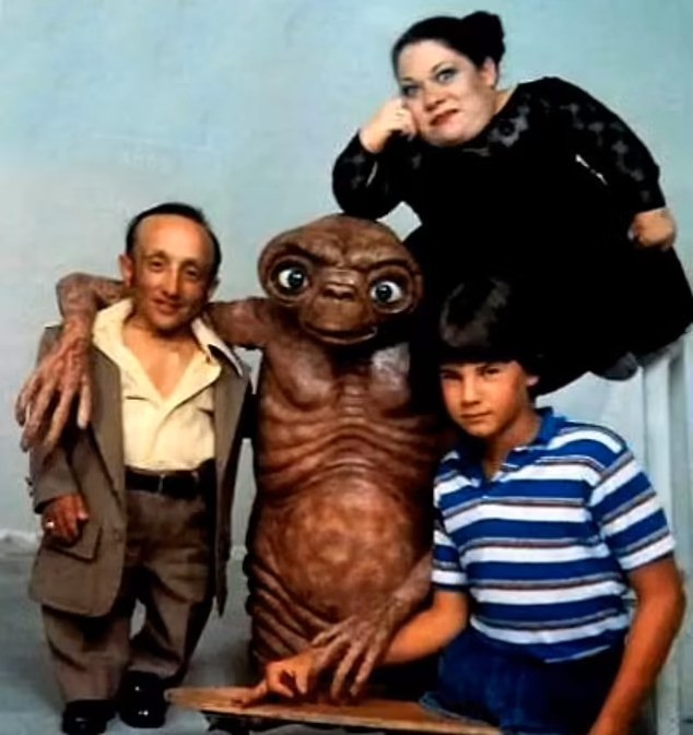 O ator Matthew De Meritt, aos 11 anos, com os outros dois profissionais que o ajudaram a dar vida a ET (Foto: Reprodução)