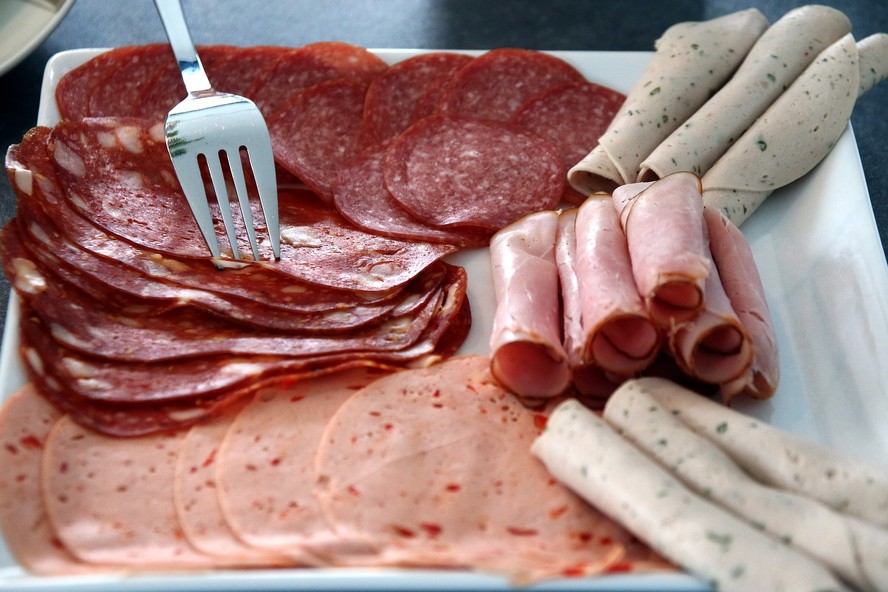 Alimentos da ala de frios do supermercado podem ser nocivas à saúde (Foto Reprodução/Internet)