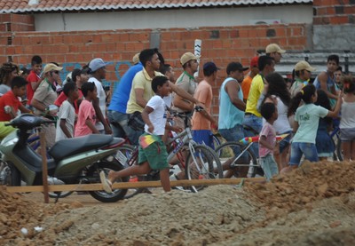 A criançadasite de aposta denilsonPetrolina correu para acompanhar o revezamento da Tocha Olímpica (Foto: Emerson Rocha)